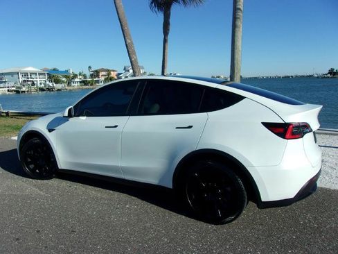 Used 2021 Tesla Model Y Long Range image 16