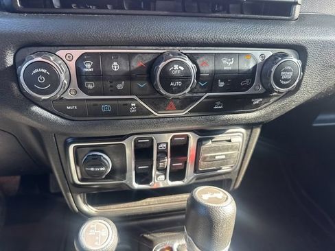 Used 2024 Jeep Wrangler Unlimited w/ Convenience Group AWD/4WD image 31