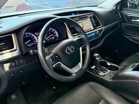 Used 2019 Toyota Highlander Limited AWD/4WD image 2