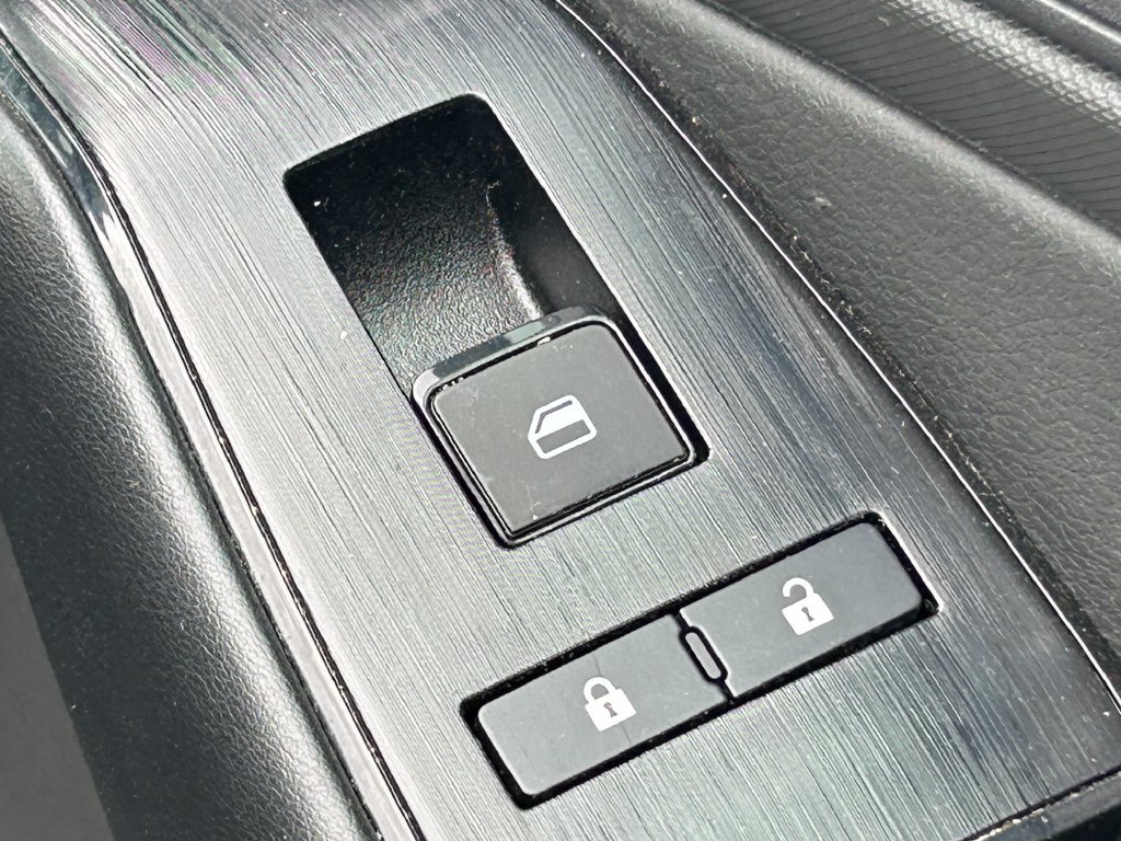 Used 2024 Nissan Rogue S FWD image 32