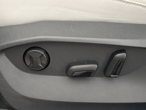 Used 2025 Volkswagen Taos SE w/ Panoramic Sunroof Package image 28