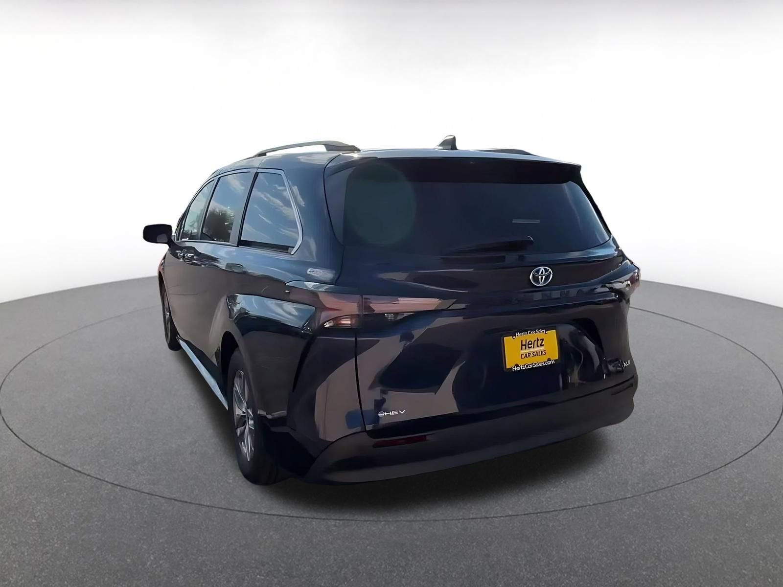 Used 2025 Toyota Sienna XLE FWD image 10
