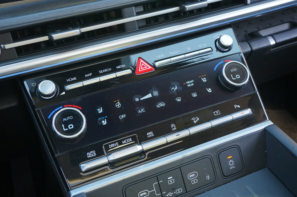 Certified 2024 Hyundai Santa Fe Limited AWD/4WD image 24