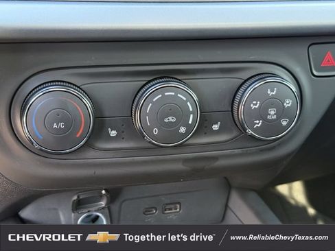 Used 2025 Chevrolet Trax RS w/ Sunroof Package FWD image 22