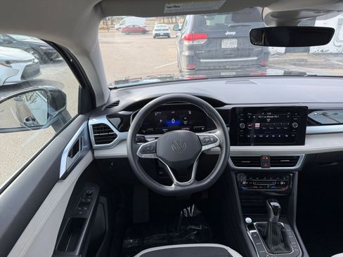 Used 2025 Volkswagen Taos SE image 35