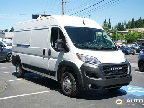 Used 2025 RAM ProMaster 2500 w/ Convenience Group FWD image 3