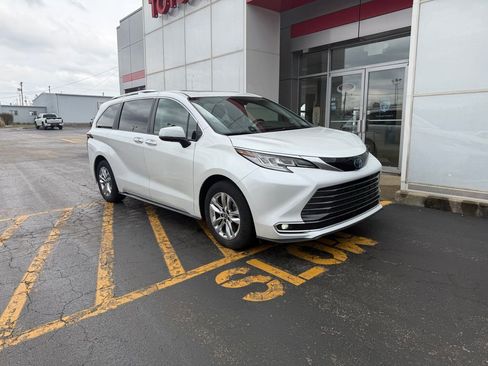 Used 2023 Toyota Sienna Limited image 3