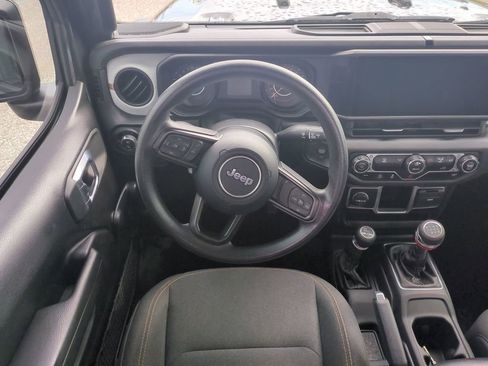 Used 2024 Jeep Gladiator Sport AWD/4WD image 17