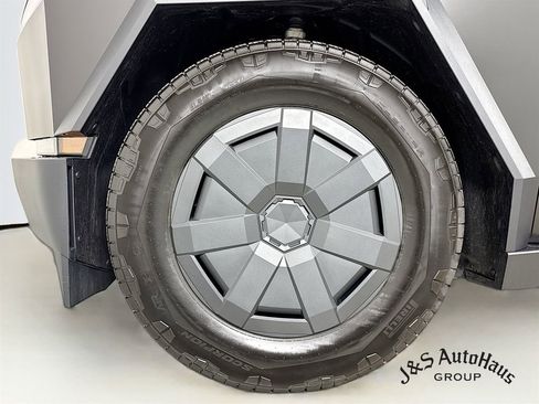 Used 2025 Tesla Cybertruck AWD Crew Cab image 38