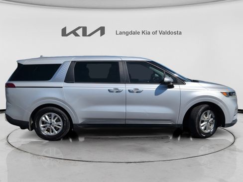 Used 2023 Kia Carnival LX image 3