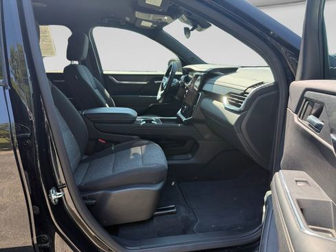 Used 2025 GMC Acadia Elevation AWD/4WD image 17