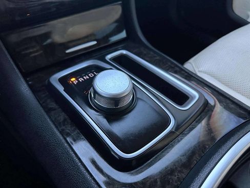 Used 2018 Chrysler 300 Limited image 30