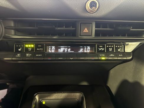 Used 2025 Toyota Crown AWD/4WD image 32