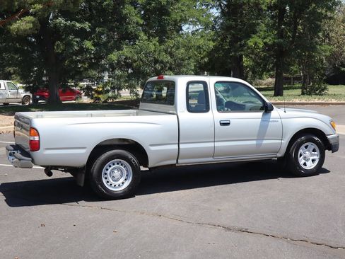 Used 2002 Toyota Tacoma 2WD Xtracab w/ SR5 Pkg w/ Chrome Pkg image 4
