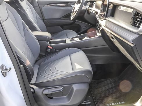 New 2025 Volkswagen Tiguan SE R-Line image 40