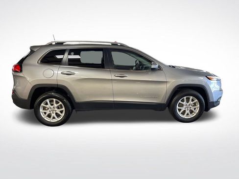 Used 2017 Jeep Cherokee Latitude w/ Cold Weather Group AWD/4WD image 7