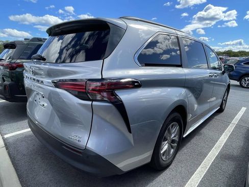 Used 2022 Toyota Sienna XLE FWD image 4