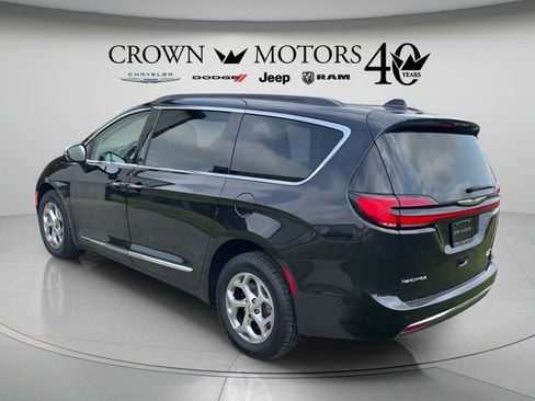 Used 2023 Chrysler Pacifica Limited AWD/4WD image 7