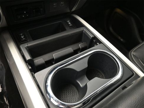 Used 2020 Nissan Titan SL w/ Moonroof Package image 23