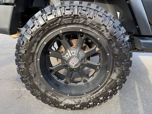 Used 2017 Jeep Wrangler Unlimited Sahara image 35