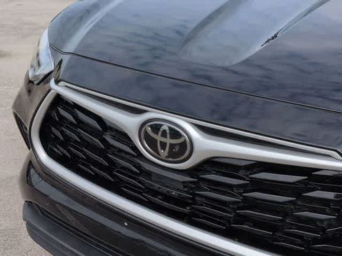 Used 2022 Toyota Highlander XLE FWD image 12