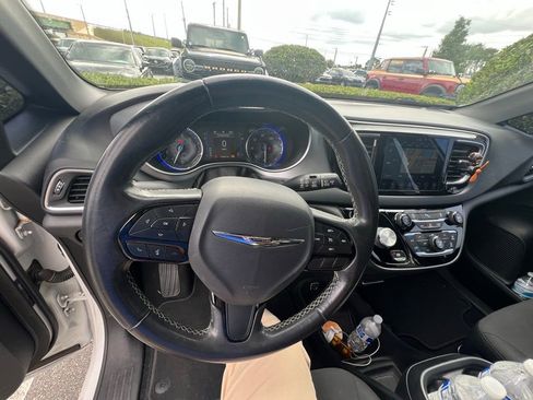 Used 2019 Chrysler Pacifica Touring Plus w/ S Appearance Package FWD image 10