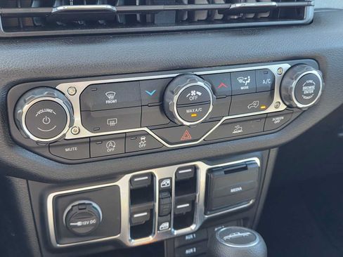 Used 2025 Jeep Gladiator Mojave AWD/4WD image 29