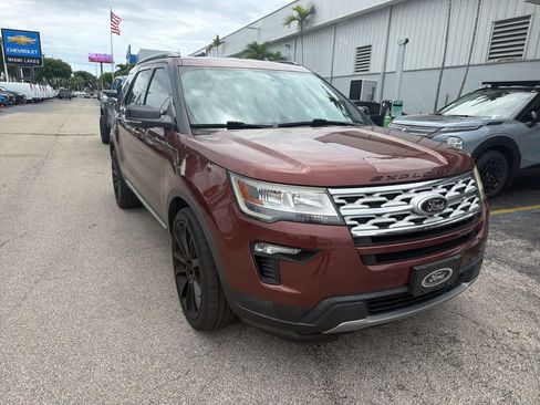 Used 2018 Ford Explorer XLT w/ Equipment Group 202A FWD image 3