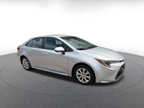 Used 2025 Toyota Corolla LE FWD image 2