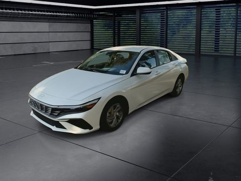 Used 2025 Hyundai Elantra SE image 4