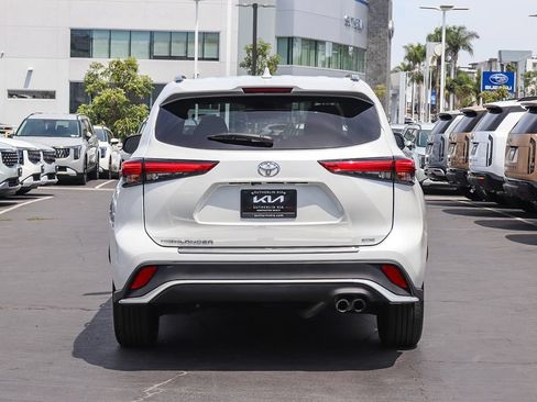 Used 2022 Toyota Highlander XSE FWD image 5
