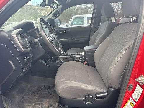 Used 2019 Toyota Tacoma TRD Off-Road w/ Technology Package image 5