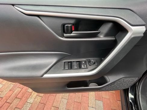 Used 2021 Toyota RAV4 LE FWD image 10