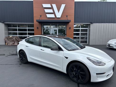 Used 2023 Tesla Model 3 Standard Range RWD image 1