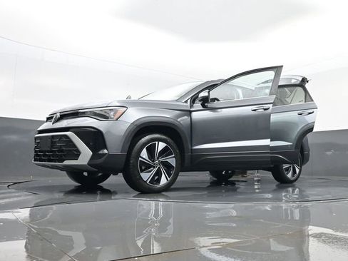Used 2025 Volkswagen Taos SE AWD/4WD image 32