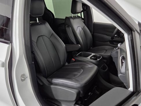 Used 2026 Chrysler Pacifica Select image 38