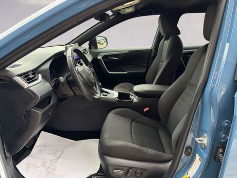 Used 2024 Toyota RAV4 SE image 9
