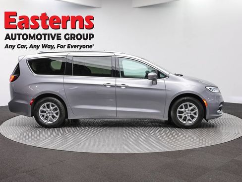 Used 2021 Chrysler Pacifica Touring-L FWD image 4
