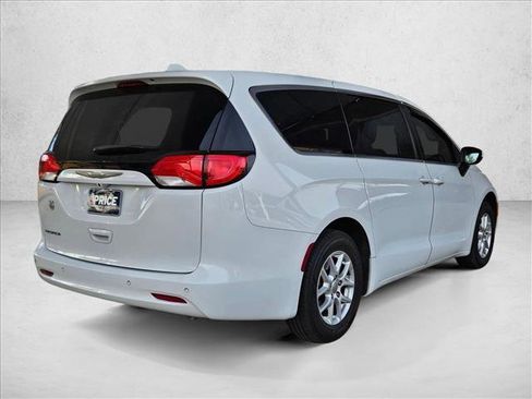 Used 2018 Chrysler Pacifica LX image 5
