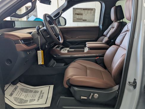 New 2025 Lincoln Navigator Reserve image 12