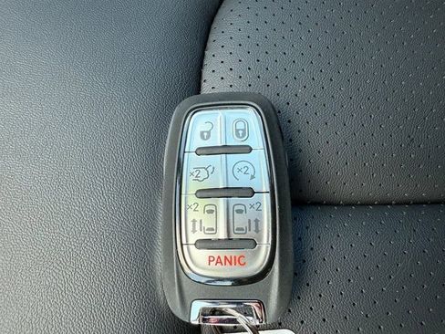 New 2026 Chrysler Pacifica Select image 9