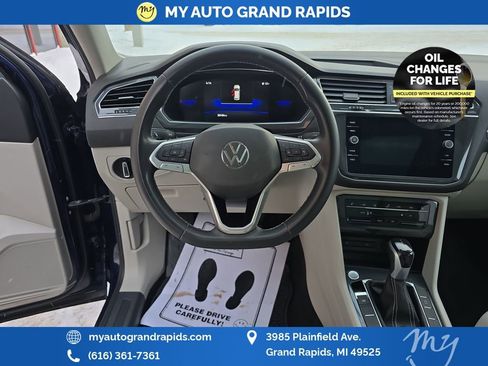 Used 2023 Volkswagen Tiguan SE w/ Panoramic Sunroof Package image 14