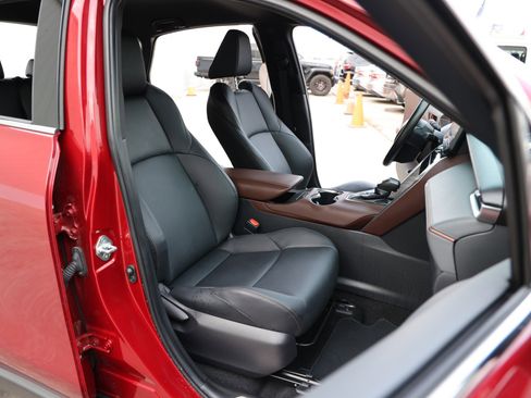 Certified 2024 Toyota Venza XLE image 46