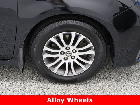 Used 2020 Toyota Sienna XLE Premium image 4
