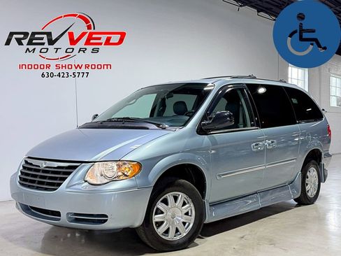 Used 2005 Chrysler Town & Country Touring w/ Leather Interior Group FWD image 1