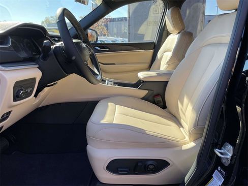 New 2025 Jeep Grand Cherokee L Limited image 23