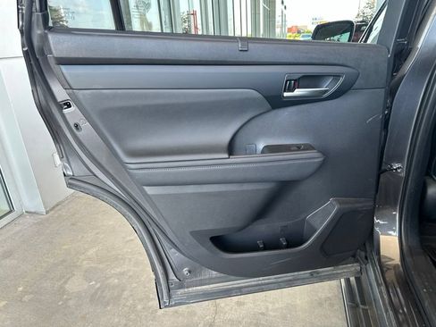 Used 2023 Toyota Highlander XLE AWD/4WD image 20