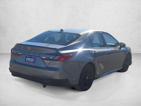 Used 2025 Toyota Camry SE image 5