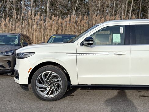 New 2025 Lincoln Navigator L Reserve image 32