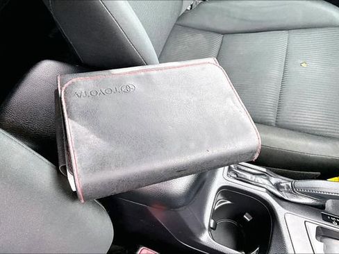 Used 2018 Toyota RAV4 LE w/ Carpet Mat Package image 10